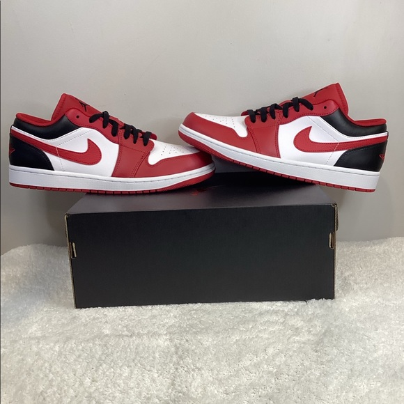 Air Jordan 1 Low - Picture 3 of 13